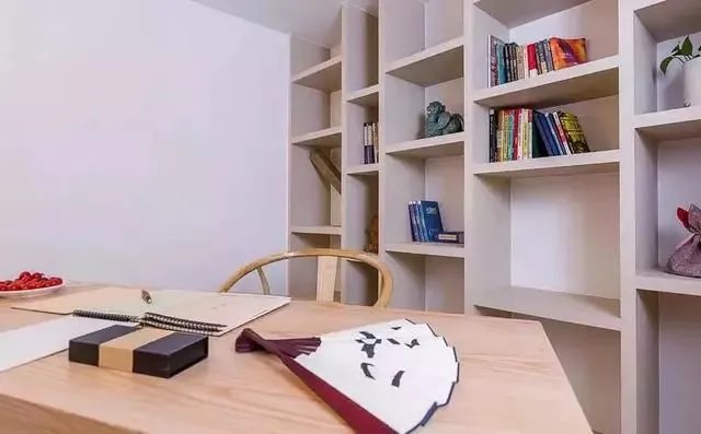 180㎡带庭院的中式原木风,客厅背景墙太美了!