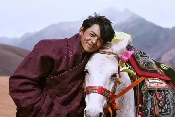 丁真录制《天天向上》引争议，为何许多人都对他的走红愤愤不平？