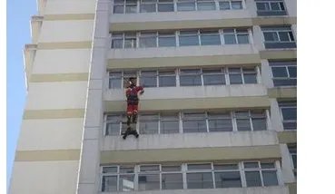 高中生跳楼被踹回是怎么回事？