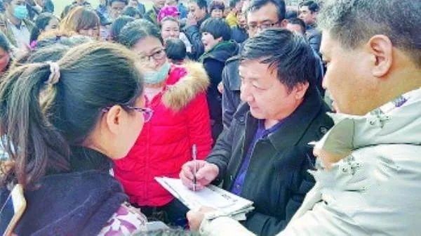 男子聚众围堵警车结果怎么样了？