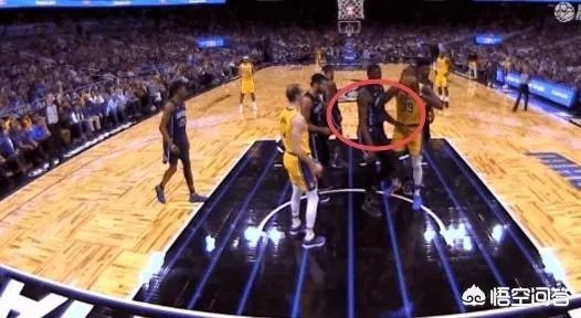 湖人VS魔术，霍华德引冲突后被四人围攻，詹姆斯迅速解救，对此你怎么看？