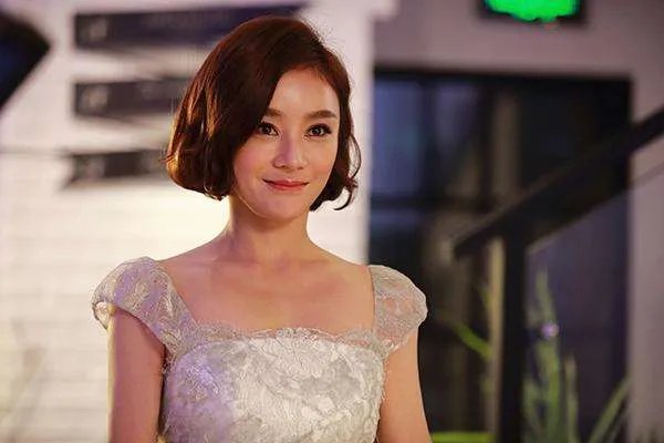 袁姗姗捏坏文物遭全网黑，无所谓的样子，她难道对文物没有丝毫的敬畏心吗？