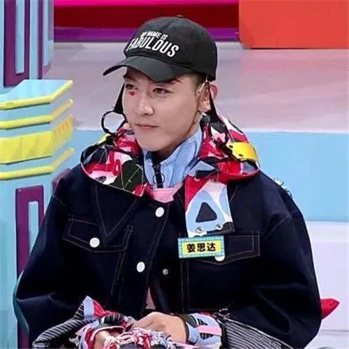 马薇薇为肖骁手撕姜思达。怎么看待奇葩说这些辩手之间的关系？他们是如何抱团的？