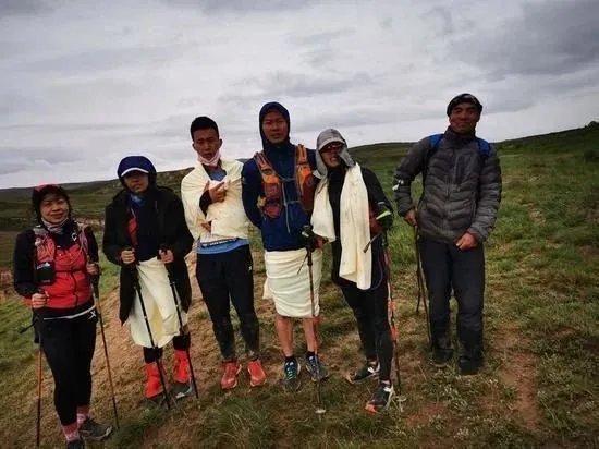 牧羊人连救六名山地越野赛选手，该如何看待牧羊人的行为？