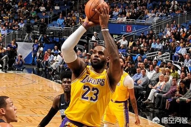 湖人VS魔术，霍华德引冲突后被四人围攻，詹姆斯迅速解救，对此你怎么看？