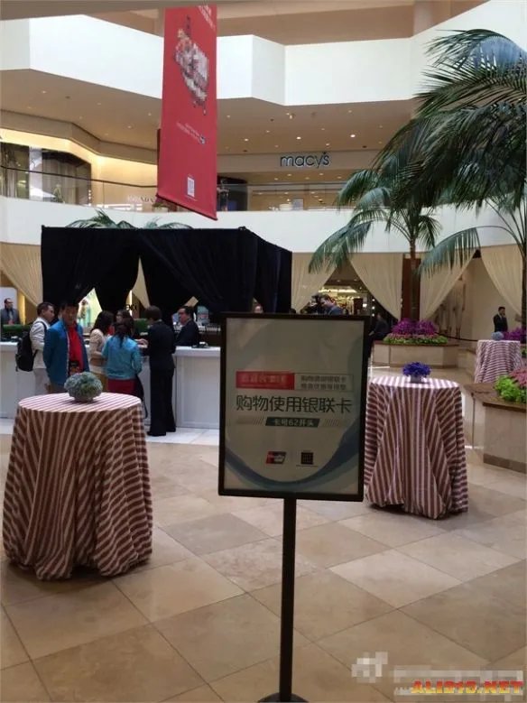 中国7000人旅行团“占领”洛杉矶齐唱国歌！