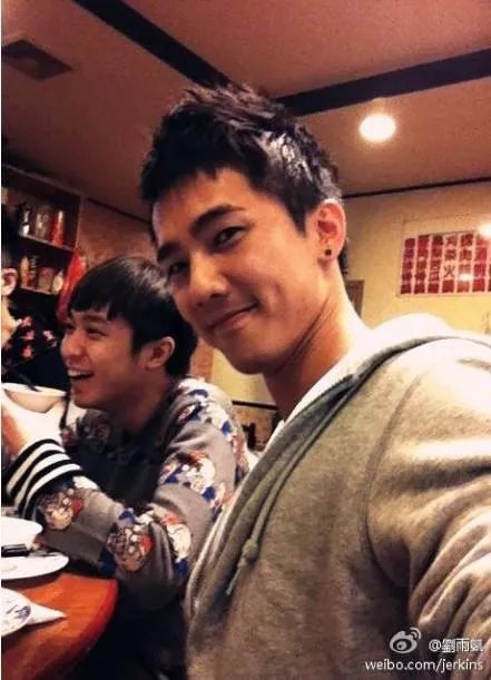 吴青峰唱歌中哽咽的歌是什么 吴青峰出柜刘雨凯真假