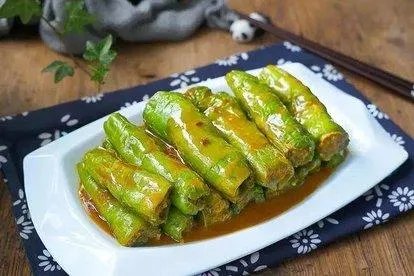 带上女朋友参加领导饭局，领导夹了青椒给女友。这有什么含义吗？