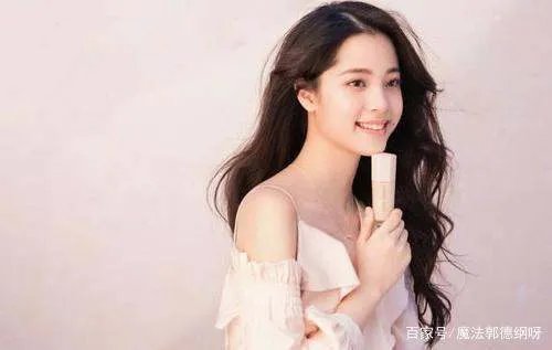 从万人羡到万人嫌，“天才少女”欧阳娜娜，是如何打烂一手好牌的？