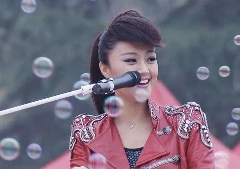 玖月奇迹王小玮宣布离婚后首现身，她状态怎么样