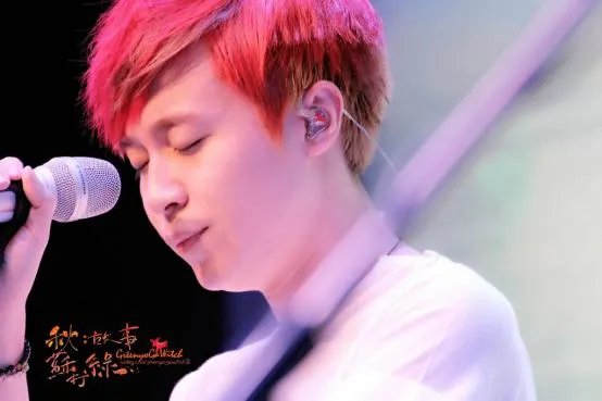 吴青峰唱歌中哽咽的歌是什么 吴青峰出柜刘雨凯真假