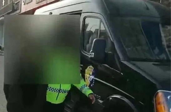 小偷反锁房主家中后又做了什么？