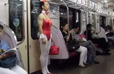 你坐地铁遇到最奇葩的一件事是什么？