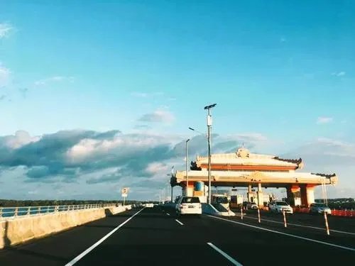 对唐山一收费站取谛，员工反对称只会收费，不会干别的，你怎么看？