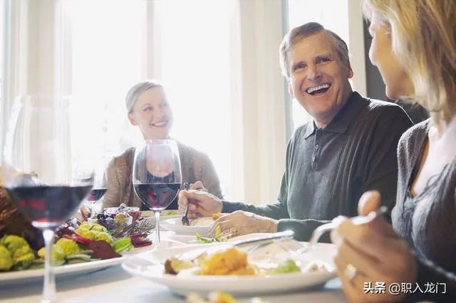 带上女朋友参加领导饭局，领导夹了青椒给女友。这有什么含义吗？