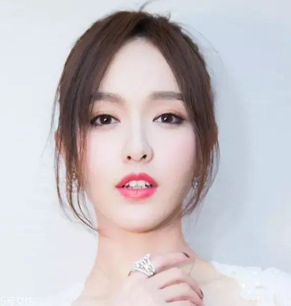 宽额头适合什么刘海?2018额头宽刘海图片