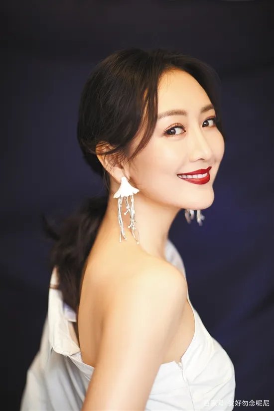 父母没钱把她扔给邻居养，打工时误入娱乐圈，如今成撒贝宁女神，你怎么看？