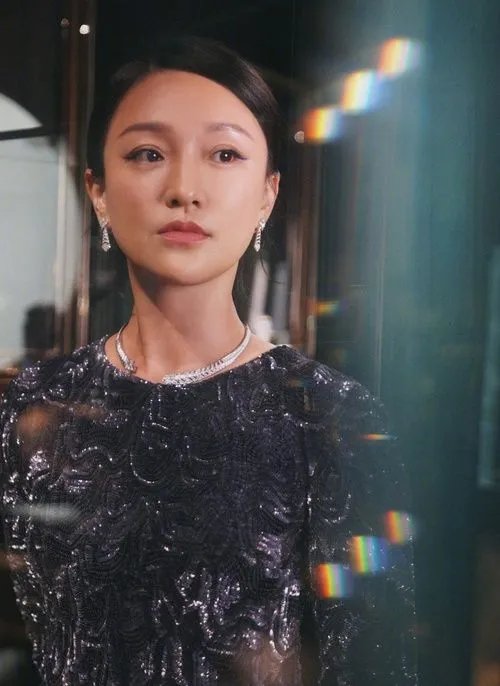 与徐静蕾同居5年,与周迅传出暧昧,黄觉为何最后娶了网红麦子?