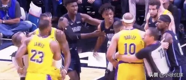 湖人VS魔术，霍华德引冲突后被四人围攻，詹姆斯迅速解救，对此你怎么看？