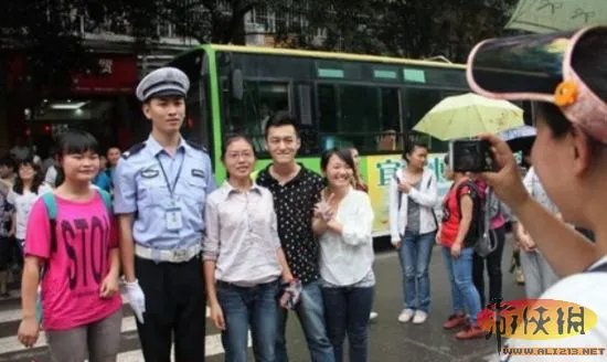 交警太帅惨遭考生围观 宜宾最帅交警意外走红