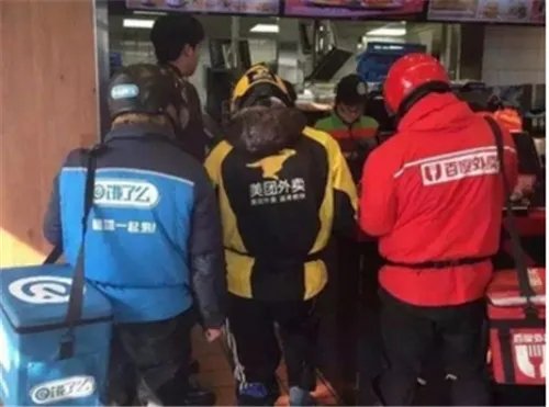 外卖潜规则被曝光引公愤  网上订餐竟比店里贵20%