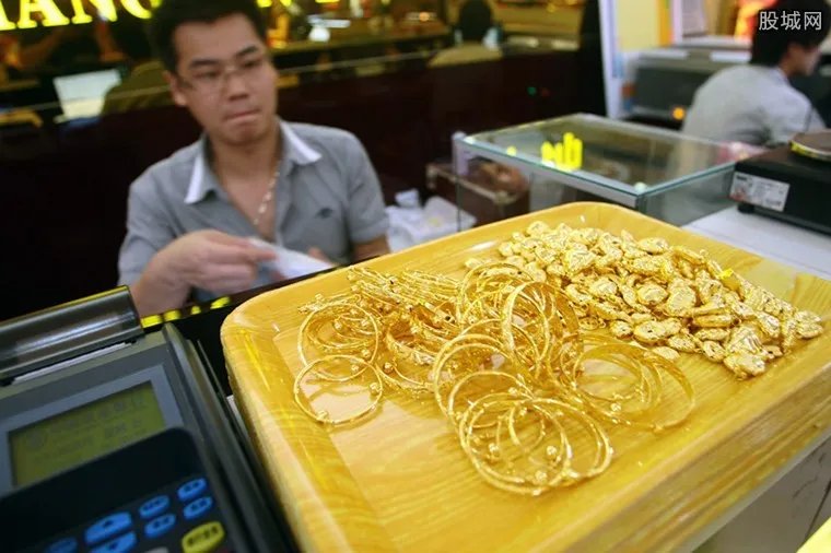 无业男组团盗黄金 黄金回收多少钱一克