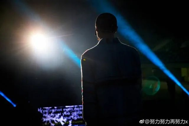 张艺兴为什么会跪下？