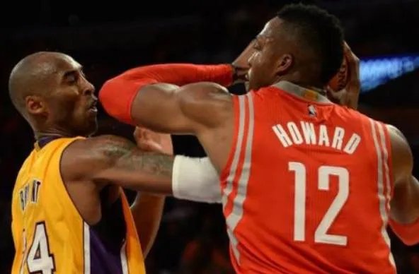 霍华德当年作势肘击科比,科比毫不退缩,他是毫无畏惧还是认为魔兽不敢肘击他?