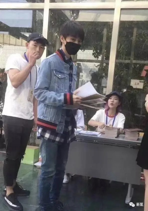 网红蹭热点，拍王俊凯寝室的床，并合影，你这么看？