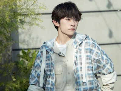 易烊千玺现身线下活动，造型干练又酷又帅，他近期都有什么行程安排？