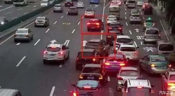 等个红绿灯遭殃了，扣2分罚100？交警提醒：别吃亏了，还上当