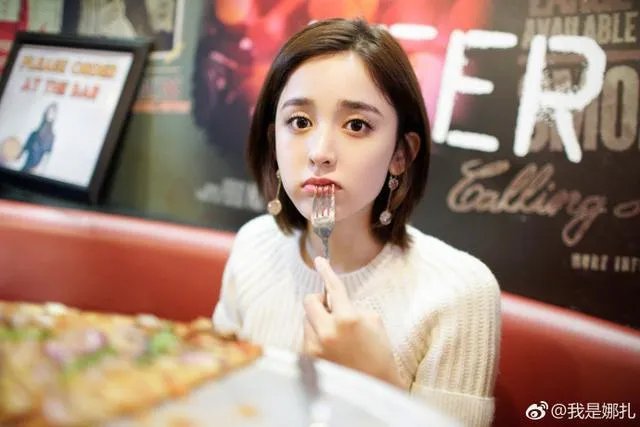 古力娜扎狂吃巨型披萨,又要像迪丽热巴一样装吃货了吗?