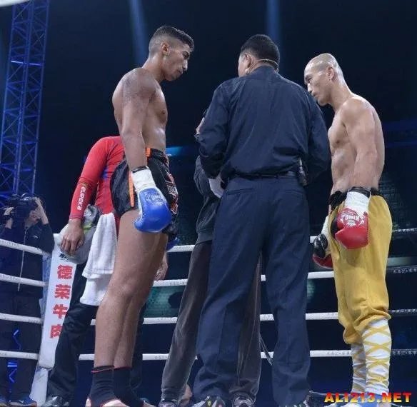 中国武僧一龙11秒KO法国拳王 时间太短根本不够打！