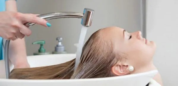 萌娃得知不用洗头捂嘴憋笑