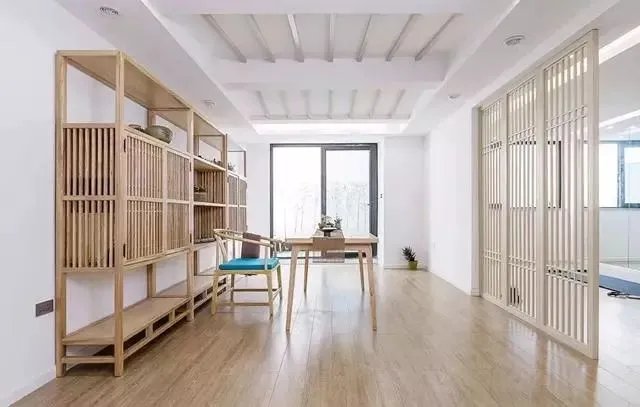 180㎡带庭院的中式原木风,客厅背景墙太美了!