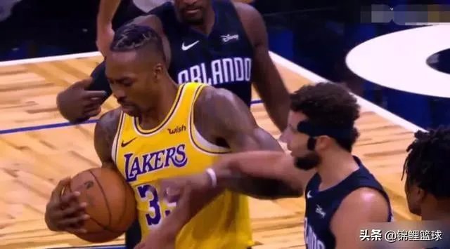 湖人VS魔术，霍华德引冲突后被四人围攻，詹姆斯迅速解救，对此你怎么看？