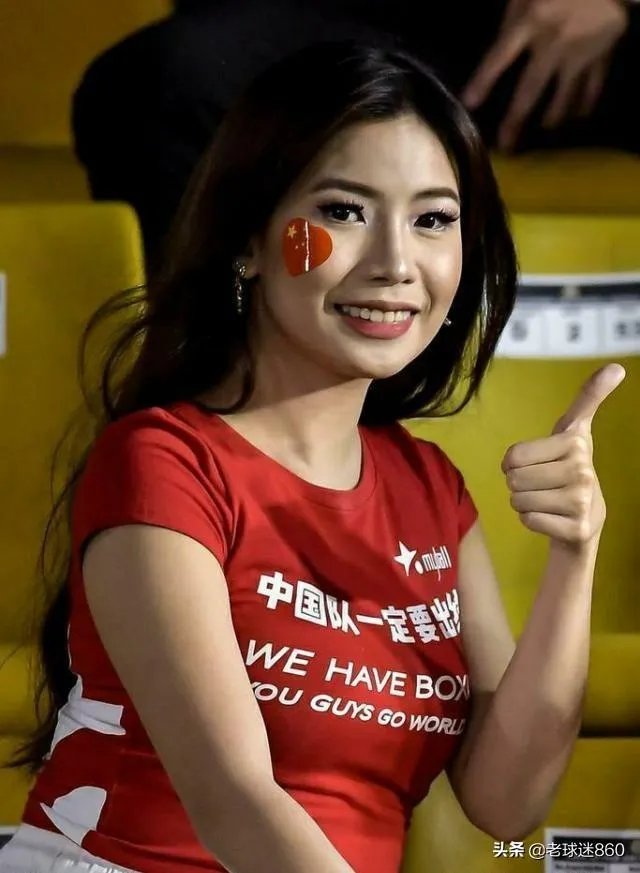 世预赛中国队vs菲律宾看台风景被忽略，美女组团为国足加油，为何都是外国人的模样？