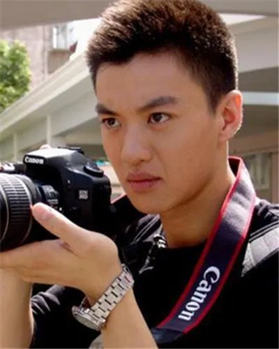 周一围的老婆朱丹系著名主持人 两人当街热吻记者跟拍