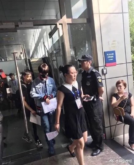 网红蹭热点，拍王俊凯寝室的床，并合影，你这么看？