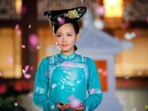 《我们都爱笑》张嘉倪变僵尸咬人露底 穿性感短裙大跳神舞