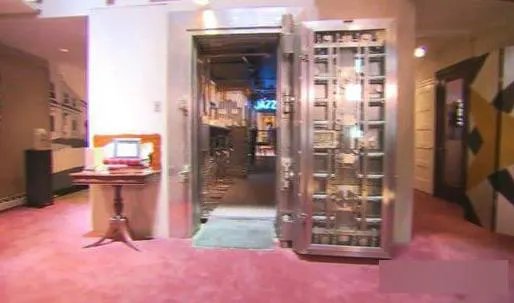 女子买下旧银行大楼 现惊人一幕：变化惊人（图）