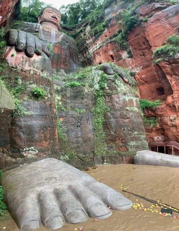 乐山大佛真身全部露出图片，日常水淹到脚趾很难