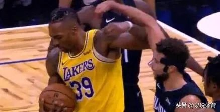 湖人VS魔术，霍华德引冲突后被四人围攻，詹姆斯迅速解救，对此你怎么看？