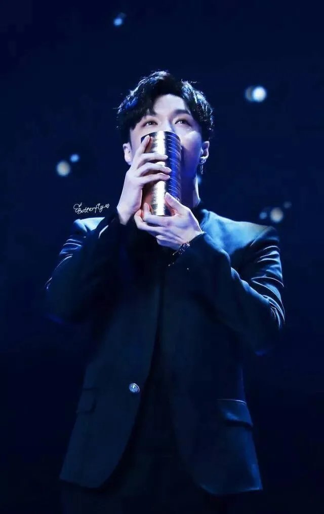 张艺兴为什么会跪下？