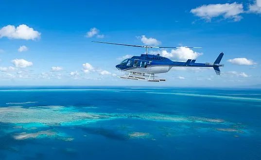 男子从县城开直升机回老家，这算是在炫富吗？