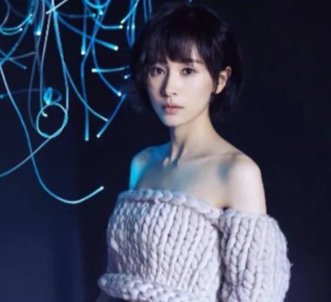 导演回应助理跪地为王子文穿鞋一事，导演给出的回应是什么？