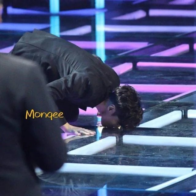 张艺兴为什么会跪下？