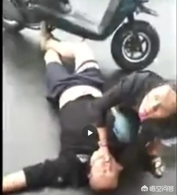 哈尔滨摩托车司机与的哥起争执心脏病发身亡，涉事的哥被批捕，你觉得出租车司机冤吗？