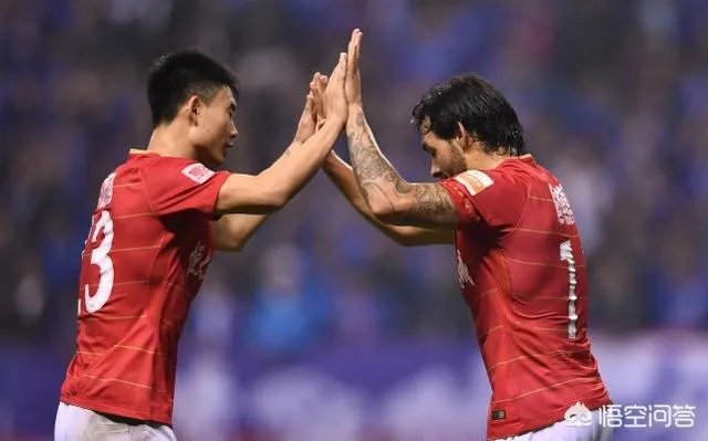 申花2比2战平恒大止住连胜，如何看待两支亚冠球队上下半场如此差异的表现？