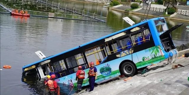 安顺公交车行驶突然开进河里，疑点重重，到底是什么原因？